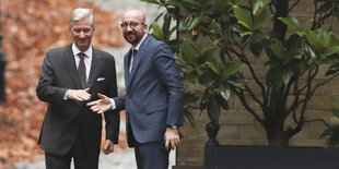 Belgiens Premier Charles Michel (r.) und König Philippe