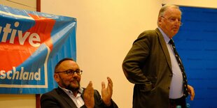 Zwei ältere Herren bei einer AfD-Veranstaltung