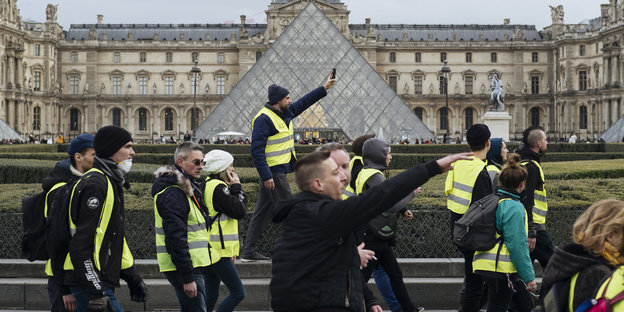 Demonstranten in gelben Westen am Louvre