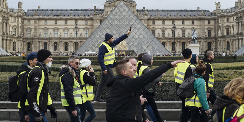 Demonstranten in gelben Westen am Louvre