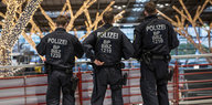 Beamte der Bundespolizei kontrollieren ein Terminal am Stuttgarter Flughafen