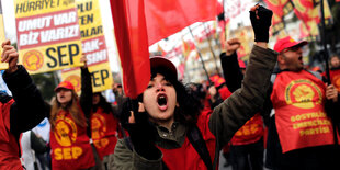 Eine junge Frau ruft etwas bei einer Demonstration in Istanbul