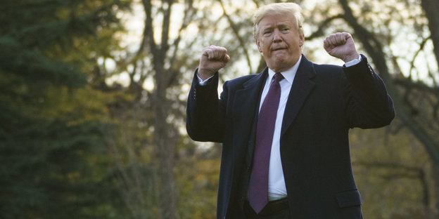 US-Präsident Donald Trump reckt beide Fäuste in die Luft