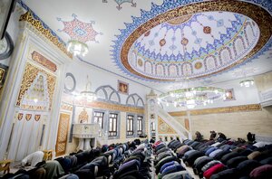 Gläubige beten beim Freitagsgebet in der Mevlana-Moschee in Kreuzberg Gläubige beten beim Freitagsgebet in der Mevlana-Moschee in Kreuzberg