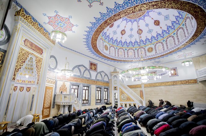 Gläubige beten beim Freitagsgebet in der Mevlana-Moschee in Kreuzberg