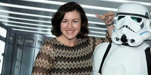 Dorothee Bär steht neben einem Stormtrooper aus der Filmreihe Star Wars
