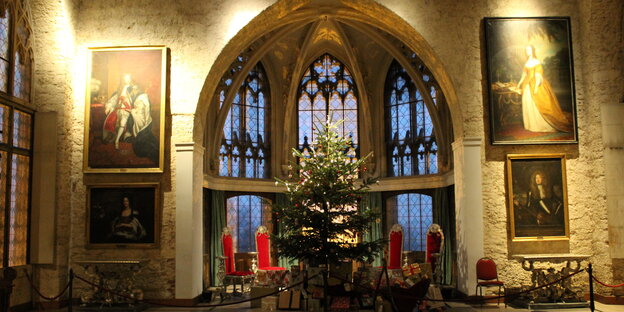 Ein Weihnachtsbaum steht im Schloss Marienburg. Ein Weihnachtsbaum steht im Schloss Marienburg.