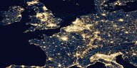 Europa bei Nacht aus großer Höhe fotografiert