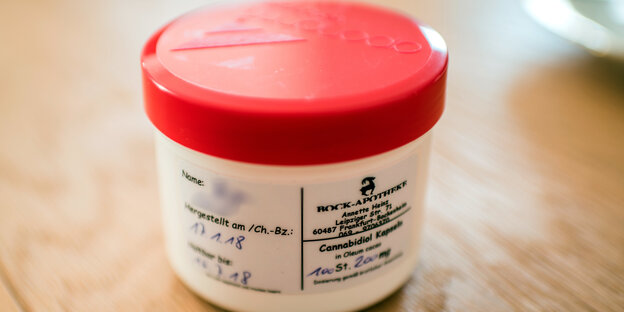 Eine Dose mit einem Cannabis-Medikament steht auf dem Tisch.