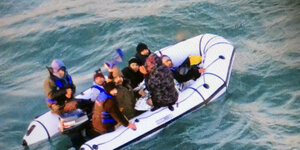 Migranten an Bord eines Schlauchbootes, die von französischen Behörden gerettet wurden.