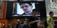 Edward Snowden auf einem großen Bildschirm an einem Gebäude in Hongkong