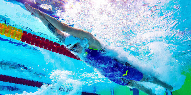 Schwimmerin unter Wasser bei der Schwimm Europameisterschaft 2018 in Glasgow