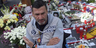 Davor Dragičević vor einem Blumenmeer zum Gedenken an seinen Sohn in Banja Luka