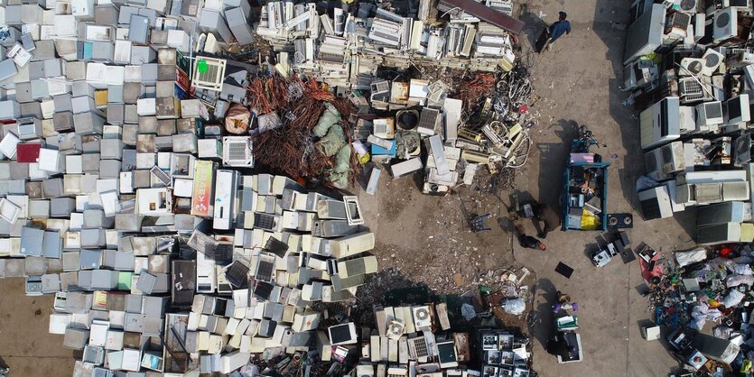 Berge von Elektroschrott, aufgenommen aus der Vogelperspektive