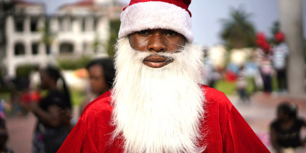 ein Kongolese im Weihnachtsmann-Outfit
