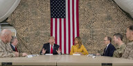 US-Präsident Donald Trump und seine Frau Melania sitzen mit militärischen Beratern in einem Zelt auf der Al Asad Air Base im Irak