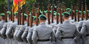 Soldaten des Wachbataillons der Bundeswehr sind von hinten zu sehen