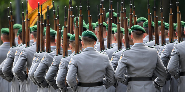 Soldaten des Wachbataillons der Bundeswehr sind von hinten zu sehen