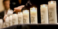 Elf Kerzen mit Davidsternen stehen nebeneinander