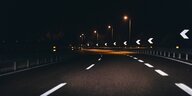 Eine Straße im Dunkeln