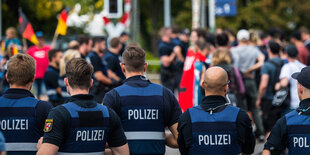 Polizisten trennen Teilnehmer zweier Demonstrationen