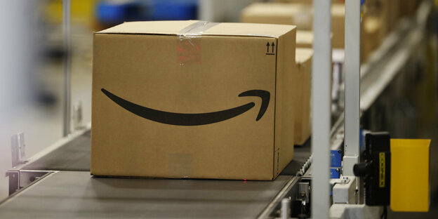 Pakete auf einem Förderband in einem Amazon-Zentrum