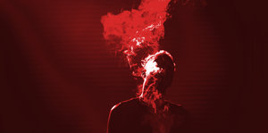 Mensch der Rauch auspustet und in rotem Licht steht