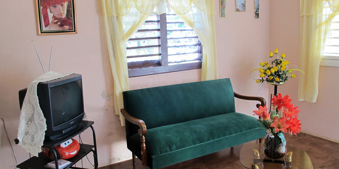 Sofa in einem Zimmer in Pinar del Rio