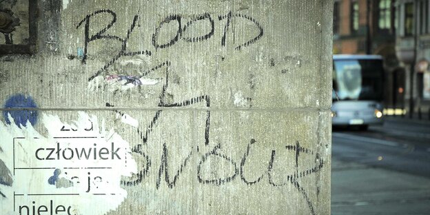 Wand mit verblassendem Blood & Honour-Graffiti