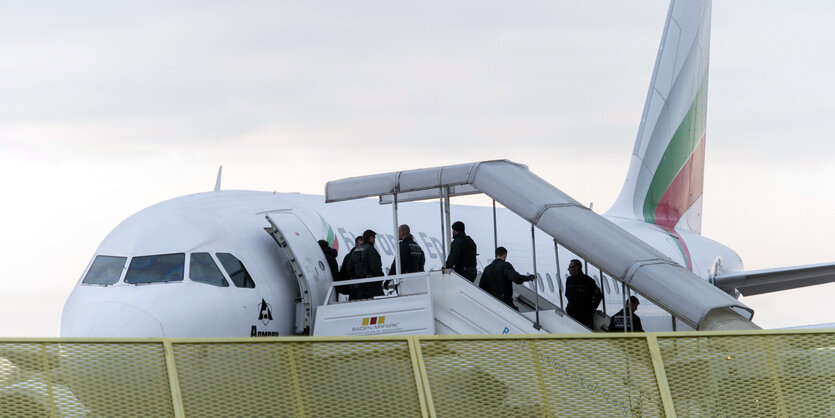 Flugzeug, in das mehrere Menschen gerade einsteigen