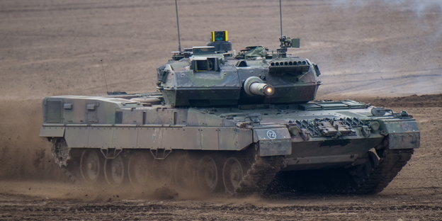 ein Panzer im Gelände