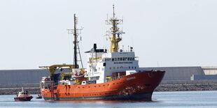 ein Schiff in einem Hafen