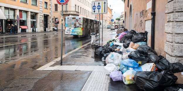 Müllsäcke stapeln sich in einer Straße Roms