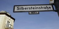 Straßenschild mit der Aufschrift "Silbersteinstraße"