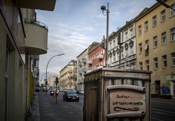 Straßenansicht mit Luftmesssensor