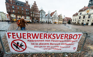 Ein Schild an einem platz weißt auf ein Feuerwerksverbot hin Ein Schild an einem platz weißt auf ein Feuerwerksverbot hin
