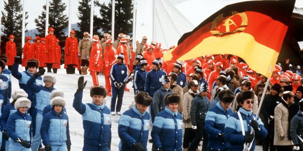 DDR-Sportler mit Fahne