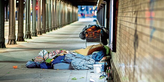 Ein Schlafplatz von Obdachlosen unter einer Brücke in Hannover.