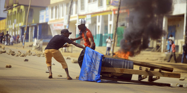 Demonstranten errichten eine Barrikade in der ostkongolesischen Stadt Beni