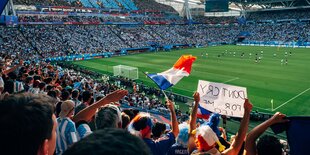 Menschen im Fußballstadion in Kazan, mit russischen Flaggen