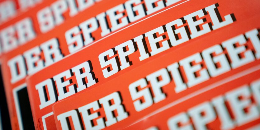 "Der-Spiegel"-Schriftzug, zu lesen auf mehreren Magazinen