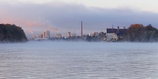 Ein Industriegebiet mit Fabriken und Schornsteinen