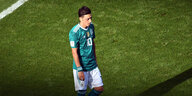 Mesut Özil geht über den Rasen Mesut Özil geht über den Rasen