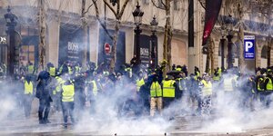 Gelbwesten im Qualm von Wasser und Tränengas in Paris