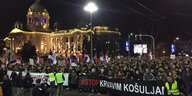 Demonstration gegen die serbische Regierung am vergangenen Samstag im Zentrum von Belgrad. Der Slogan lautet: "Stoppt die blutigen Hemden!"