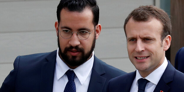 Der französische Präsident Emmanuel Macron (rechts) steht neben seinem damaligen Sicherheitsbeauftragter Alexandre Benalla