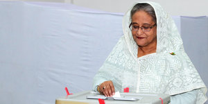 Ministerpräsidentin Sheikh Hasina wirft ihren Zettel in die Urne