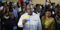 Der Oppositionskandidat Felix Tshisekedi zeigt seinen Stimmzettel.
