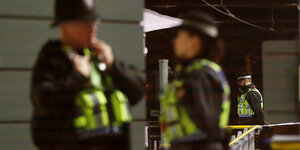 Polizeibeamte sperren die Tramstation Manchester Victor nach einem Messerangriff ab