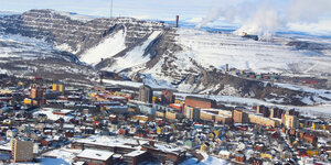 Eisenmine auf dem Schneehuhnberg und die angrenzende schwedische Stadt Kiruna
